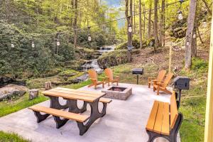 un groupe de bancs assis sur une terrasse avec foyer extérieur dans l'établissement Tillies Stall - Queen Studio - private 36-acre resort with 6 homes amazing waterfall, à Cosby