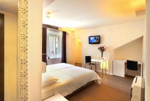 Habitación de hotel con cama y escritorio en La Porta Luxury Rooms en Split