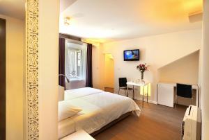 Televízia a/alebo spoločenská miestnosť v ubytovaní La Porta Luxury Rooms