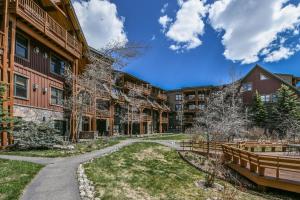 a pathway through the courtyard of a apartment building at Tenderfoot Lodge 2620 in Keystone