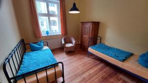 a bedroom with two beds and a window at Designerwohnung Berlin Mitte in Berlin