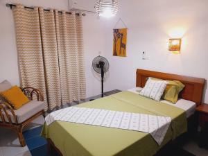 杜阿拉的住宿－Belappart. Peaceful, Free Wi-Fi & Parking.，一间卧室配有两张床和风扇