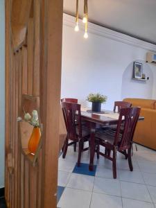 杜阿拉的住宿－Belappart. Peaceful, Free Wi-Fi & Parking.，一间带桌椅的用餐室