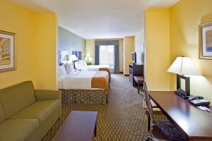 Гостиная зона в Holiday Inn Express and Suites Saint Augustine North, an IHG Hotel