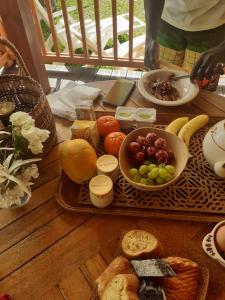 una mesa cubierta con una bandeja de comida con frutas y hortalizas en Fetay Jaune en Baie-Mahault