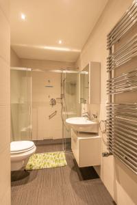 y baño con aseo, lavabo y ducha. en Basha Apartment PREMIUM Sopot 2 en Sopot