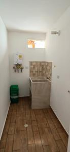 a bathroom with a tub and a wooden floor at VILLA GÓMEZ in Zapatoca