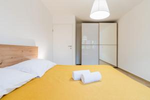 Un dormitorio con una cama con dos toallas blancas encima. en Apartman Linnea, en Rijeka