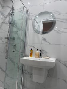 Koupelna v ubytování Grand Bleu - London - Next to Piccadilly Line Tube Station & Brand New Facilities