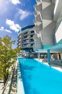 una vista del hotel desde la piscina en Grand Sirenis San Andres, en San Andrés