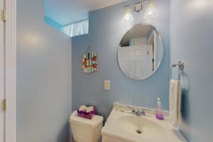 Un baño con lavabo, espejo e inodoro. en Modern Beach & Town Getaway, en Falmouth 21 fotos más