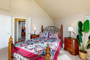 Un dormitorio con una cama con un edredón colorido. en Bello Lago Villa, en Pagosa Springs