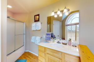 Un baño con lavabo, ducha y espejo. en Bello Lago Villa, en Pagosa Springs 33 fotos más