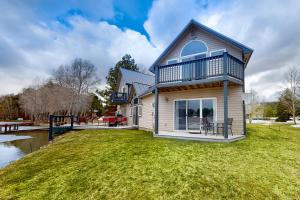 Casa con balcón en la parte superior de un patio en Bello Lago Villa, en Pagosa Springs