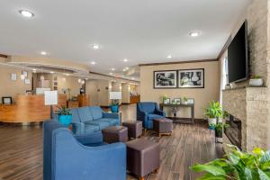 a lobby of a hospital with blue furniture at Comfort Suites At Kennesaw State University in Kennesaw