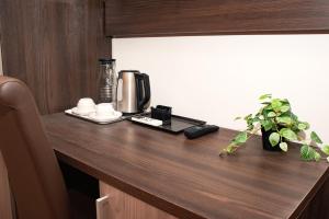 羅馬的住宿－SCIPIO92HOME，厨房柜台配有咖啡壶。