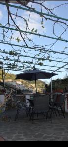 - une table et des chaises sous un parasol sur la terrasse dans l'établissement Marella, à Minori