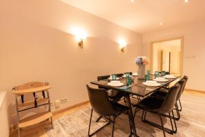 a dining room with a table and chairs at Basha Apartment PREMIUM Sopot 1 in Sopot