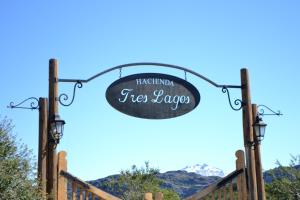 ein Zeichen, das Harfield Tree Lodge liest in der Unterkunft Hacienda Tres Lagos in Aldana