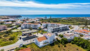 una vista aérea de una ciudad con el océano en Casa 7 Gerações, en Sagres