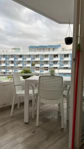 聖米格爾德阿沃納的住宿－Dreams vacation tenerife，阳台享有建筑景致,配有桌椅。