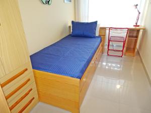 łóżko w pokoju z niebieską poduszką w obiekcie AQUARIUM playa de Gandía - ( Alquiler solo familias ) w mieście Playa de Gandia