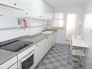 Kuchnia lub aneks kuchenny w obiekcie AQUARIUM playa de Gandía - ( Alquiler solo familias )