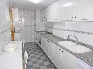 Kuchnia lub aneks kuchenny w obiekcie AQUARIUM playa de Gandía - ( Alquiler solo familias )