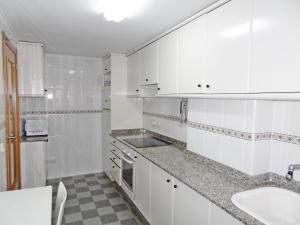 Kuchnia lub aneks kuchenny w obiekcie AQUARIUM playa de Gandía - ( Alquiler solo familias )