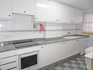 Kuchnia lub aneks kuchenny w obiekcie AQUARIUM playa de Gandía - ( Alquiler solo familias )