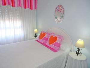 Łóżko lub łóżka w pokoju w obiekcie AQUARIUM playa de Gandía - ( Alquiler solo familias )