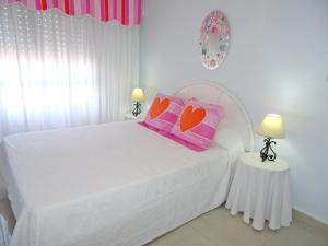 Łóżko lub łóżka w pokoju w obiekcie AQUARIUM playa de Gandía - ( Alquiler solo familias )