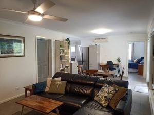 Ruang duduk di Adorable Private 2 bedroom Guest Suite + pool