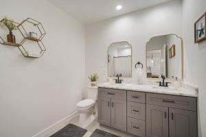 Ένα μπάνιο στο Sunny Coastal,3 BD, 2 BA, King Master Suite, Close to Ocean, Golfing , Fishing +35 φωτογραφίες