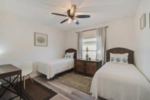 Ένα ή περισσότερα κρεβάτια σε δωμάτιο στο Sunny Coastal,3 BD, 2 BA, King Master Suite, Close to Ocean, Golfing , Fishing