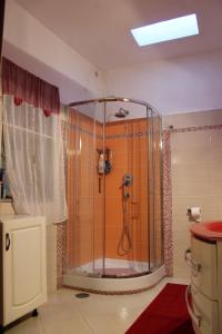 La salle de bains est pourvue d'une douche et d'une porte en verre. dans l'établissement Marella, à Minori