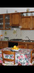 ミノーリにあるMarellaのキッチン(フルーツプレート付きのテーブル付)