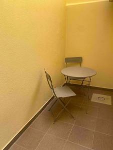 een tafel en een stoel in een hoek van een kamer bij Home Lisbon 1 in Lissabon