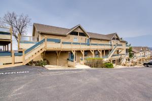 uma grande casa de madeira com um grande deque em Lake of the Ozarks Vacation Rental with Lake Views! em Lake Ozark