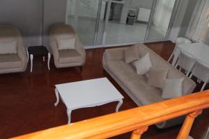 ブルサにあるAbbasi Apart-1のリビングルーム(ソファ、椅子、テーブル付)