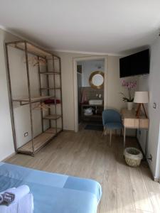 Schlafzimmer mit einem Bett, einem Schreibtisch und einem Tisch in der Unterkunft Peri peri room in Syrakus