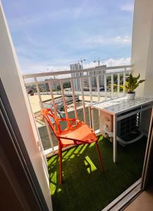 een oranje stoel op een balkon met een bureau bij Lengs Place 1 - Studio Unit at Inspiria Condo Beside Abreeza Mall Davao City in Davao City