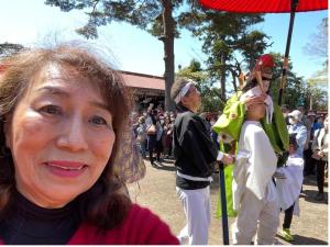 Une femme se tenant sous un parapluie à côté d'un groupe de personnes dans l'établissement Live Cafe Hisui no Umi, à Itoigawa