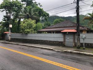 een gebouw aan de kant van een straat met een weg bij Sítio dos Guedes in Guapimirim