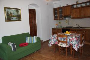 - un salon avec une table et un canapé vert dans l'établissement Marella, à Minori