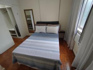 een bed in een kamer met 2 ramen bij Boemia Carioca Lapa in Rio de Janeiro