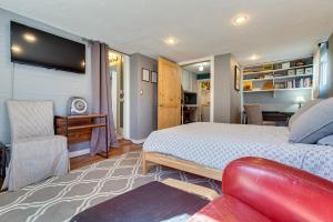 um quarto com uma cama, uma televisão e um sofá em Platt Park Studio - 4 Miles from Downtown Denver! em Denver