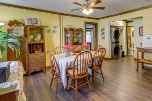 uma sala de jantar com mesa e cadeiras em Covington Vacation Rental with Private Yard em Covington