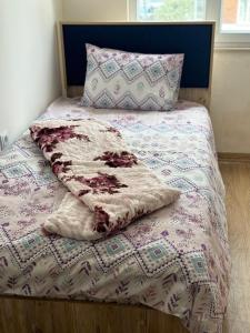 een bed met een deken en kussens erop bij 2 bedroom in an sexy compound with Balcony in Antalya
