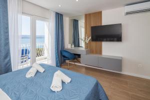 TV a/nebo společenská místnost v ubytování Apartment Lokva Rogoznica 2973a